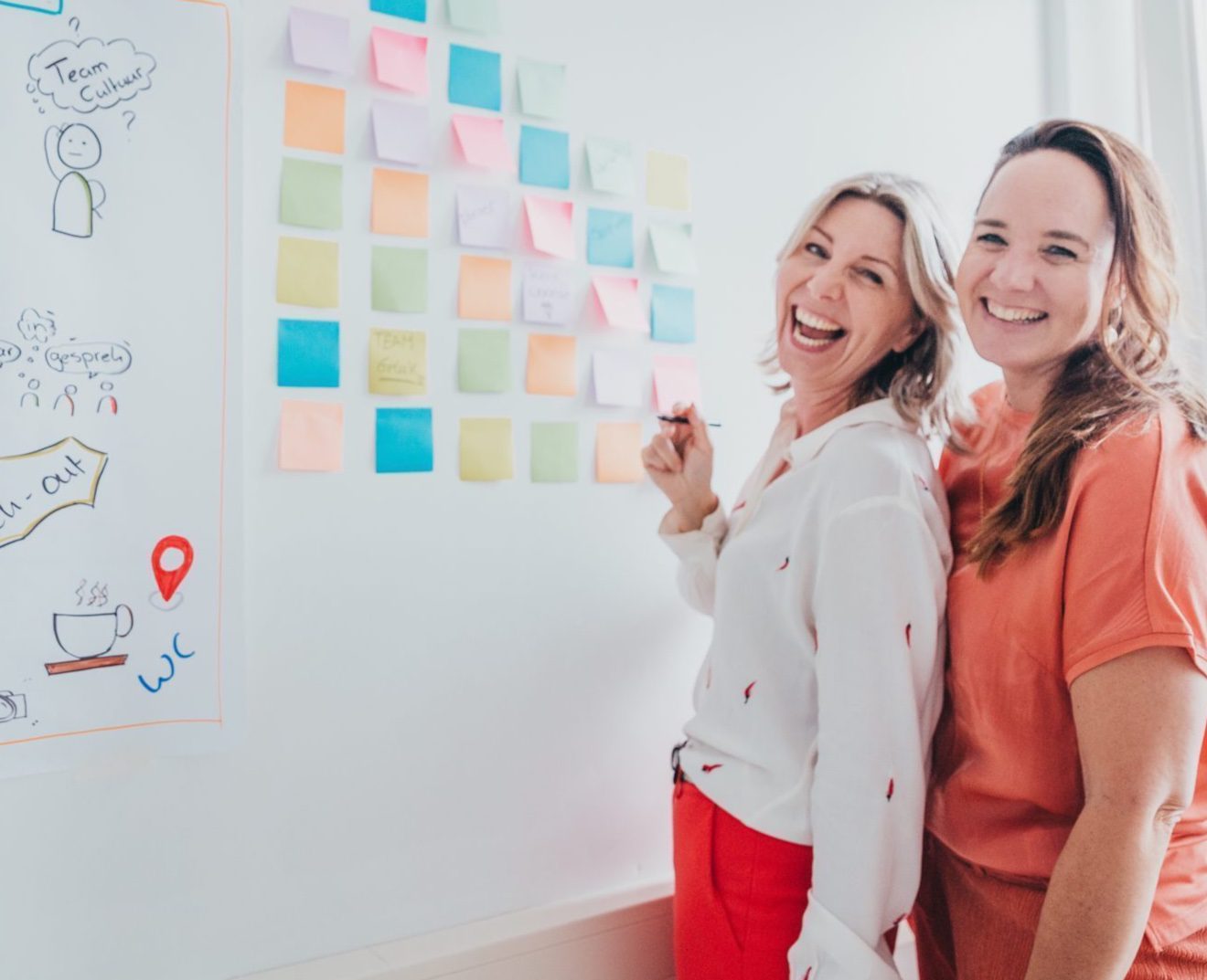 Laura en Annemarieke aan het werk voor een team
